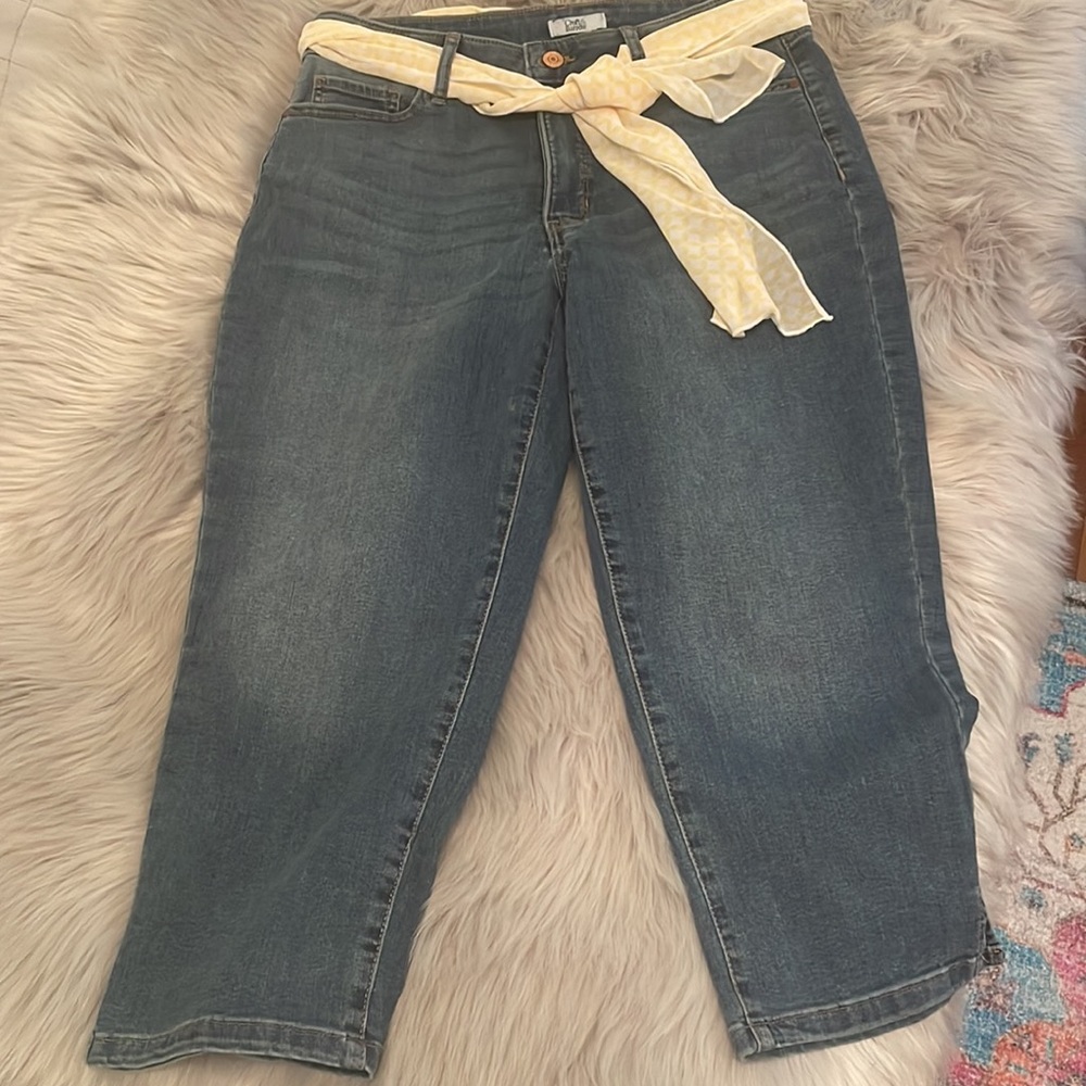 Ladies size 8 Croft & Barrow Capri jeans with scarf belt.